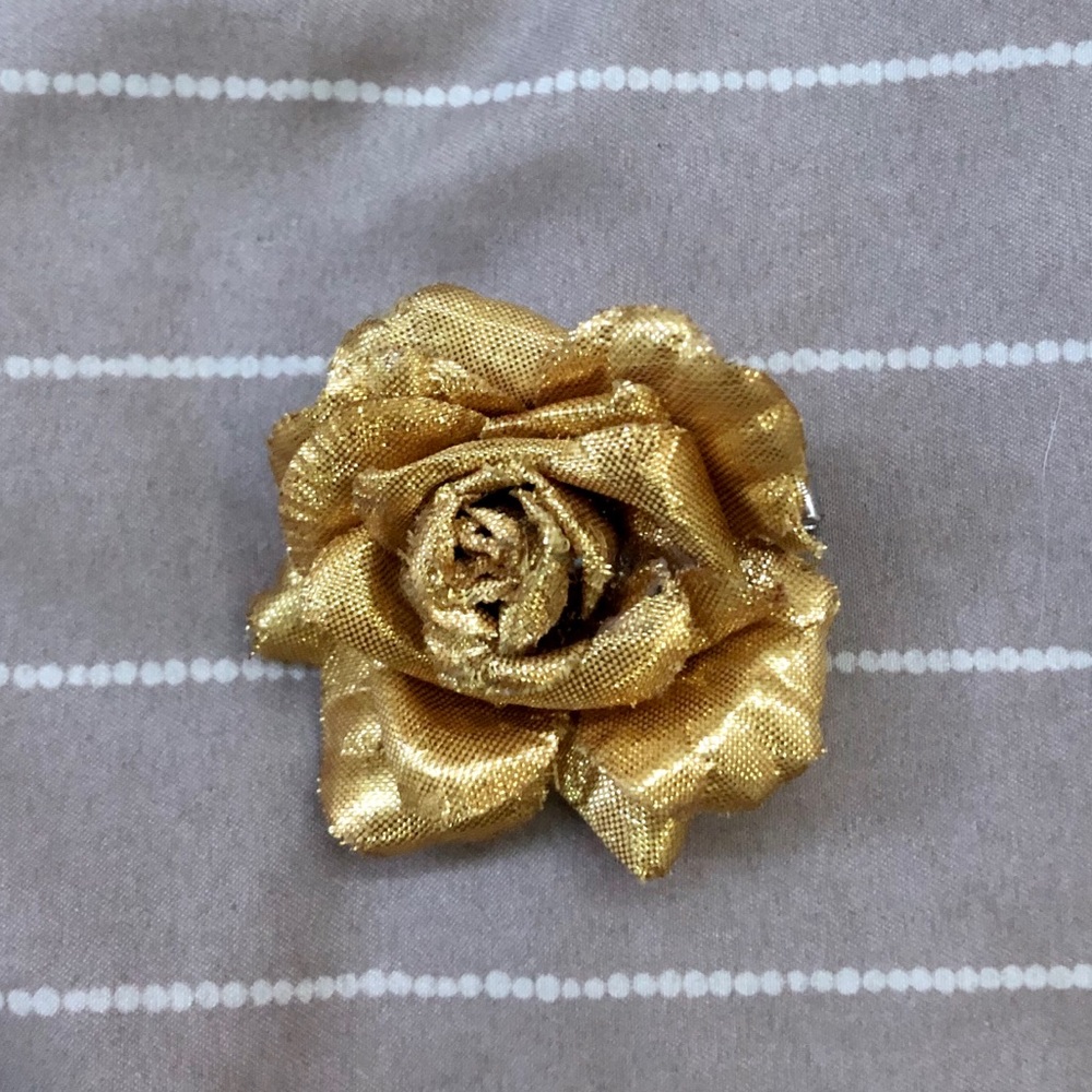 gold flower clip